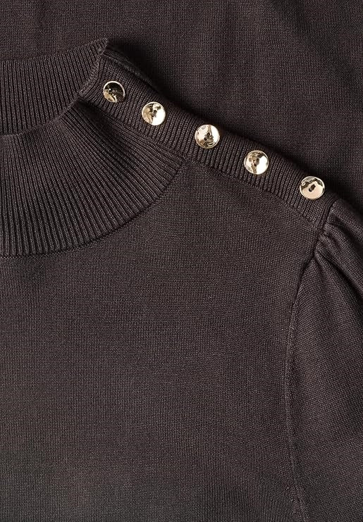 feminine sweater_button detail – Black Coffee 